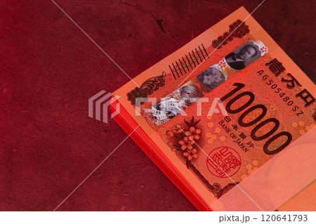赤い背景に札束 120641793