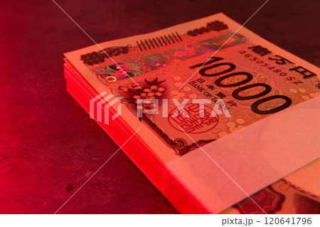 赤い背景に札束 120641796