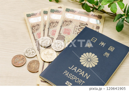 日本のパスポートとお金 日本のパスポートとお金 120641905