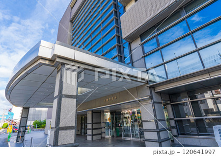 兵庫県川西市　川西市役所庁舎の正面玄関 120641997