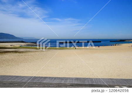 明石海峡大橋と淡路島が望める開放的な海浜公園… 『大蔵海岸公園』 120642056