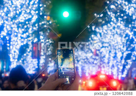 東京・六本木 けやき坂のイルミネーションを撮影するスマホ 東京・六本木 けやき坂のイルミネーションを撮影するスマホ 120642088