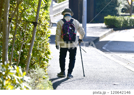 日本の横浜都市景観 段差など歩道には危険が多く潜む…足元が…高齢化社会、杖の高齢男性（マスク姿） 120642146