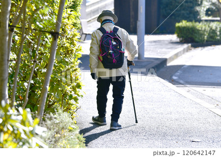 日本の横浜都市景観 段差など歩道には危険が多く潜む…足元が…高齢化社会、杖の高齢男性(マスク姿) 日本の横浜都市景観 段差など歩道には危険が多く潜む…足元が…高齢化社会、杖の高齢男性(マスク姿) 120642147