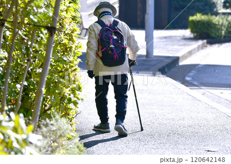 日本の横浜都市景観 段差など歩道には危険が多く潜む…足元が…高齢化社会、杖の高齢男性（マスク姿） 120642148