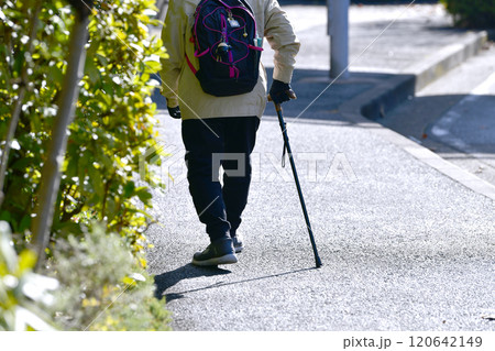 日本の横浜都市景観 段差など歩道には危険が多く潜む…足元が…高齢化社会、杖の高齢男性（マスク姿） 120642149
