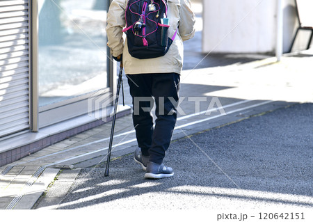 日本の横浜都市景観 段差など歩道には危険が多く潜む…足元が…高齢化社会、杖の高齢男性（マスク姿） 120642151