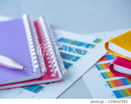 テーブルに置かれたグラフと手帳 テーブルに置かれたグラフと手帳 120642365