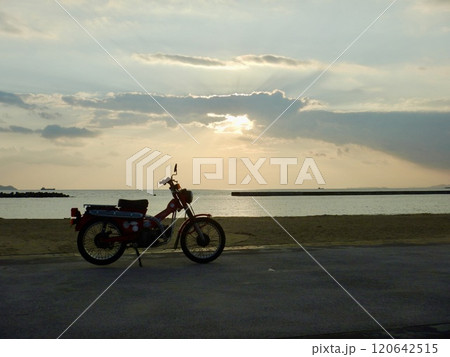 海に沈む夕日とバイク 海に沈む夕日とバイク 120642515