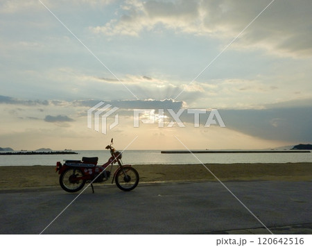 海に沈む夕日とバイク 海に沈む夕日とバイク 120642516