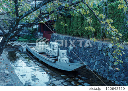 京都 高瀬川一之船入 川に浮かぶ高瀬舟 京都 高瀬川一之船入 川に浮かぶ高瀬舟 120642520