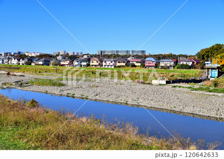 浅川越しにJR豊田駅方面を望む(東京都日野市)【2024.11】 120642633