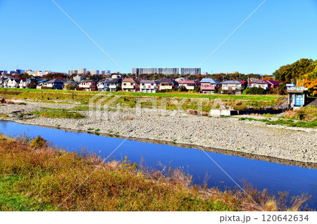 浅川越しにJR豊田駅方面を望む(東京都日野市)【2024.11】 120642634