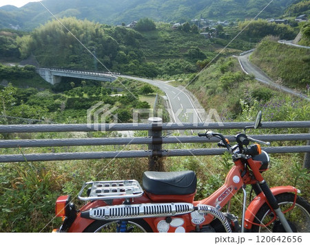 山間を走るバイク 120642656
