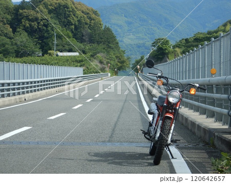 山間を走るバイク 山間を走るバイク 120642657