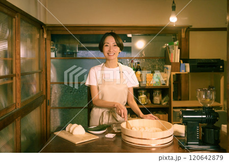 古民家の台所でおにぎりを結ぶミドルエイジの女性 古民家の台所でおにぎりを結ぶミドルエイジの女性 120642879