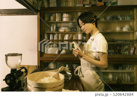 古民家の台所でおにぎりを結ぶミドルエイジの女性 古民家の台所でおにぎりを結ぶミドルエイジの女性 120642884