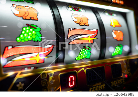 スロットマシン　遊戯機　パチンコ店 120642999