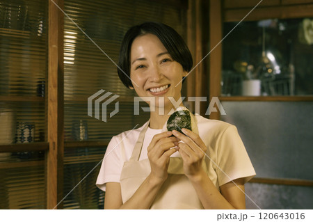 台所でおにぎりを手荷物ミドルエイジの女性のアップ 台所でおにぎりを手荷物ミドルエイジの女性のアップ 120643016