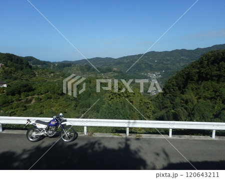 山を背景にしたオートバイ 120643211