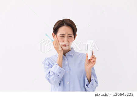 笑顔で歯ブラシと歯磨き粉を持つ女性のイメージ　(写真素材) 120643222
