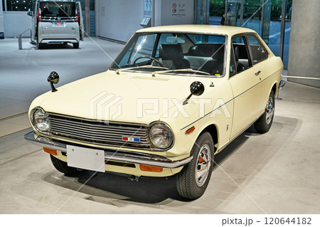 ショールームに展示されているダットサンサニー ショールームに展示されているダットサンサニー 120644182