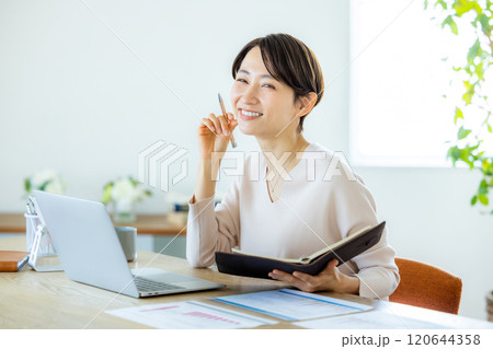 テレワーク 女性 仕事 テレワーク 女性 仕事 120644358