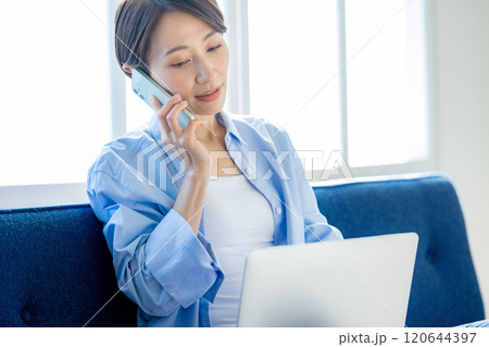 リラックスして家で仕事をする女性 120644397