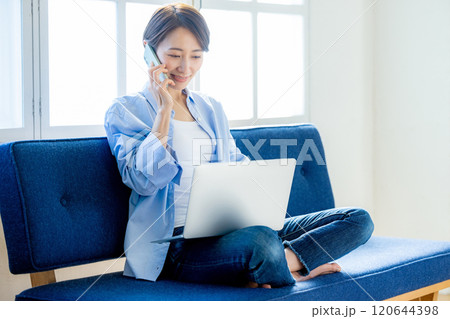 リラックスして家で仕事をする女性 120644398