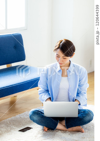 リラックスして家で仕事をする女性 120644399