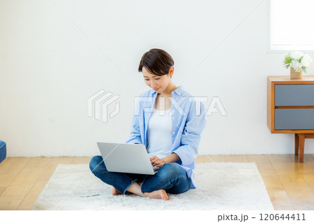 リラックスして家で仕事をする女性 120644411
