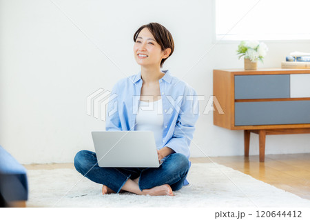 リラックスして家で仕事をする女性 リラックスして家で仕事をする女性 120644412