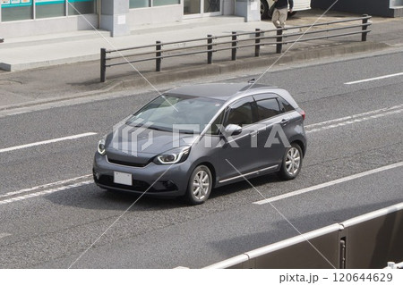 コンパクトカー　道路走行 120644629