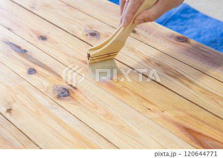 木材に防腐剤を塗っている 120644771