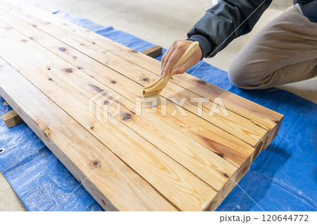 木材に防腐剤を塗っている 120644772