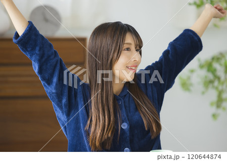 部屋でくつろぐ若い女性　 　　 120644874