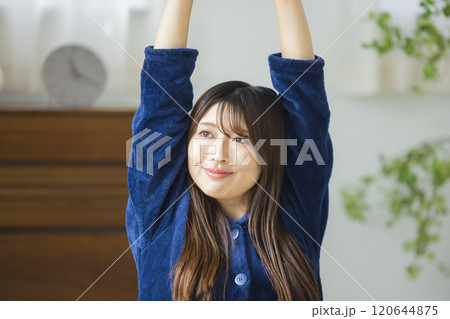 部屋でくつろぐ若い女性　 　　 120644875