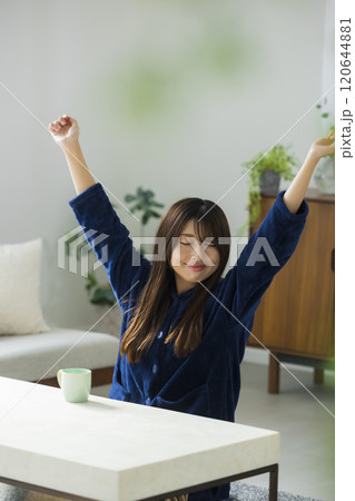 部屋でくつろぐ若い女性 部屋でくつろぐ若い女性 120644881