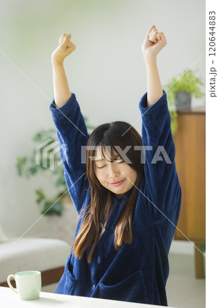 部屋でくつろぐ若い女性　 　　 120644883