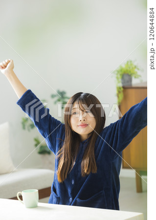 部屋でくつろぐ若い女性　 　　 120644884