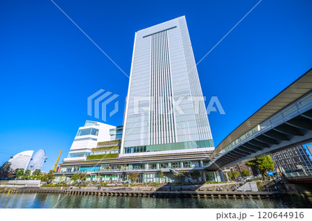 日本の横浜都市景観 11月。歩道橋のある街。横浜市役所やみなとみらいなどを望む＝11月24日 120644916