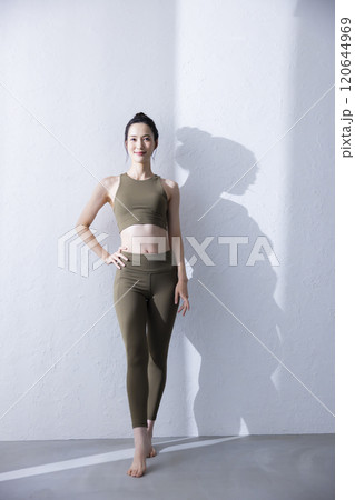 ヨガウェアの女性女性 120644969