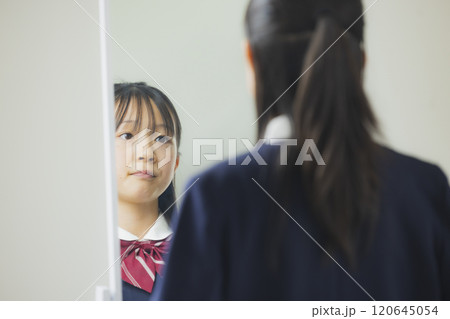 鏡を見る女子高校生 鏡を見る女子高校生 120645054