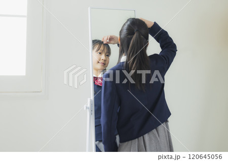 鏡を見る女子高校生 120645056