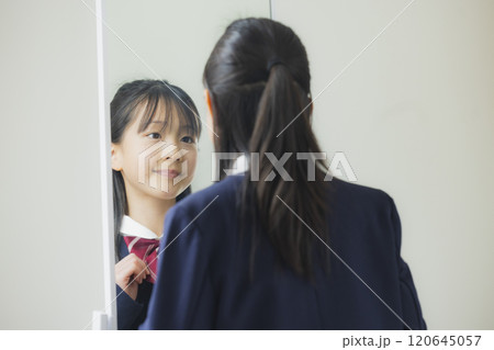 鏡を見る女子高校生 120645057