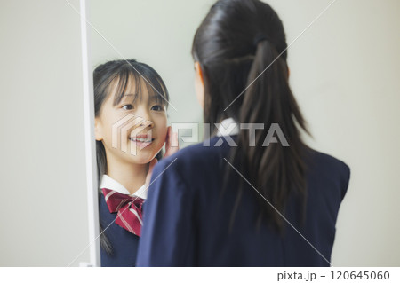鏡を見る女子高校生 120645060
