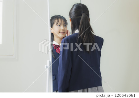 鏡を見る女子高校生 120645061