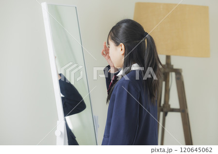 鏡を見る女子高校生 120645062