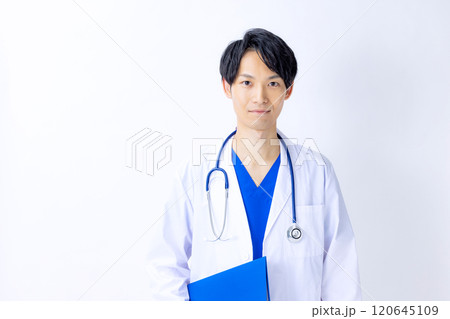 医者 白バック 男性 医者 白バック 男性 120645109