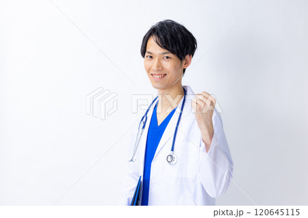 医者 白バック 男性 医者 白バック 男性 120645115